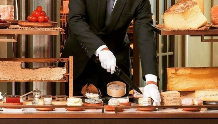 提及法國菜，大家都會聯想到各式各樣的芝士。L'Envol 特意設有三層高的芝士餐車，當中會供應超過三十多款的手工芝士，絕對可嫁滿足一眾「芝士控」的慾望。與此同時，你還可以跟據個人口味自由搭配不同的自家